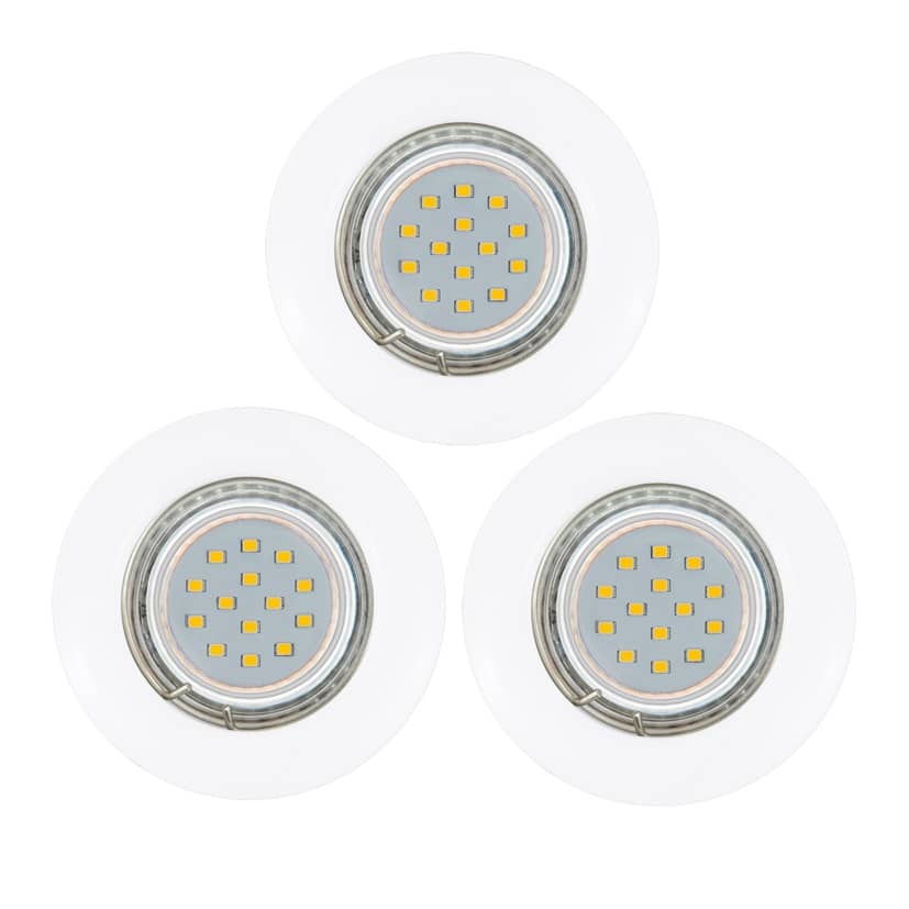 Trois spots encastrables blancs vus de face, modules LED allumés, cerclage chromé