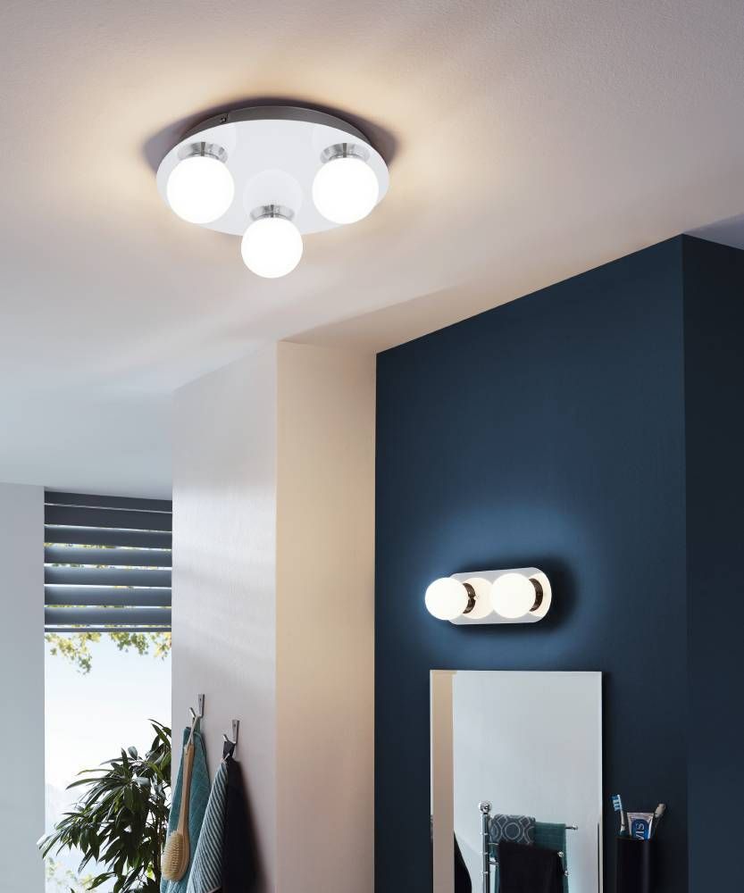 Mise en ambiance d'une salle de bain avec plafonnier et applique murale blancs et chromés