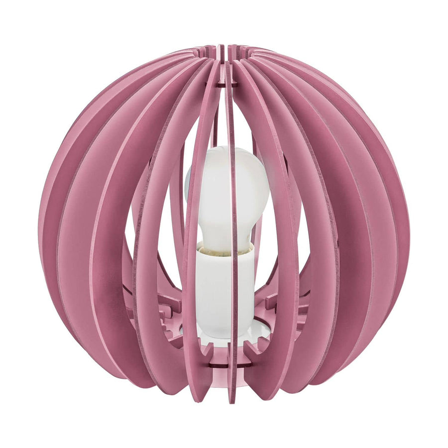 Lampe à poser rose en bois, vue de face, dévoilant ses lamelles courbées et l'ampoule centrale.