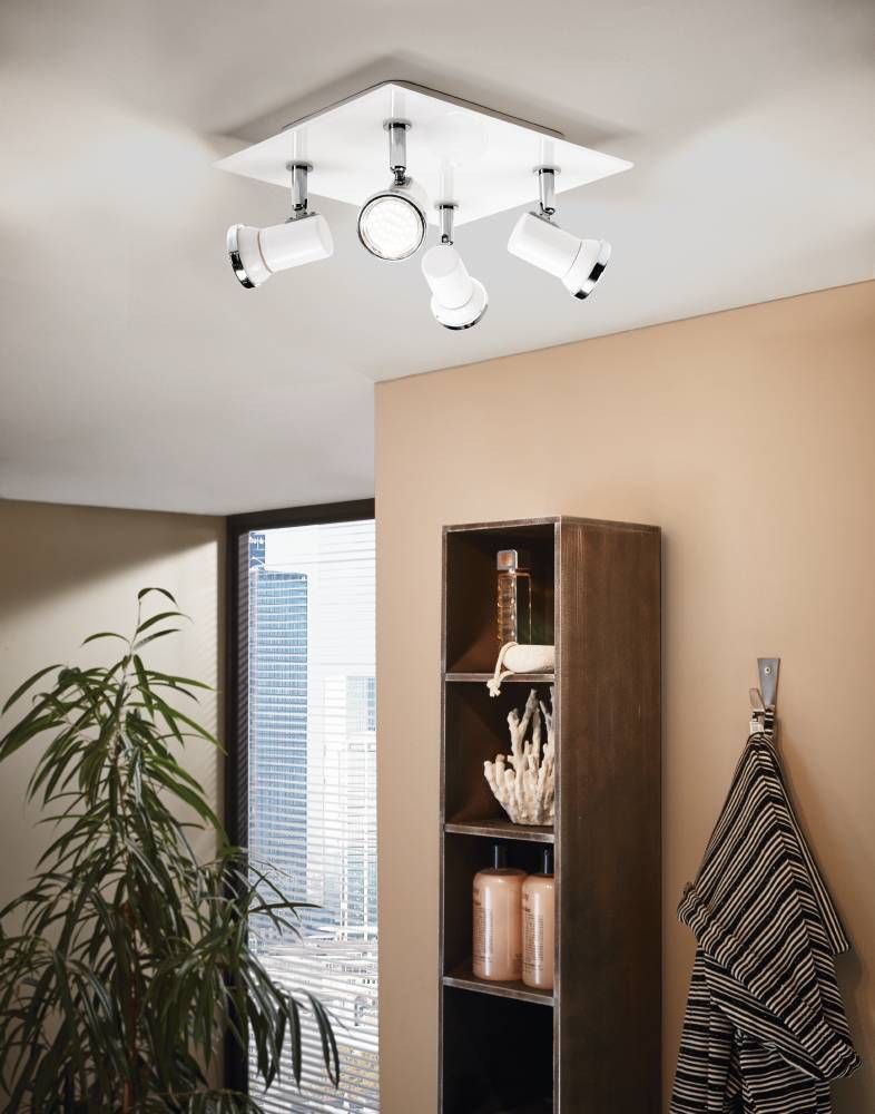 Vue en situation du plafonnier carré blanc dans un intérieur avec plante et étagère.