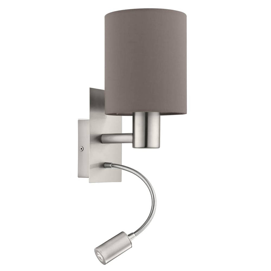 Vue de trois quarts du luminaire mural : abat-jour cylindrique gris et bras métal brossé