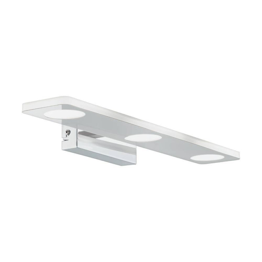 Vue trois quarts sur fond blanc du luminaire chromé avec trois diffuseurs ronds alignés