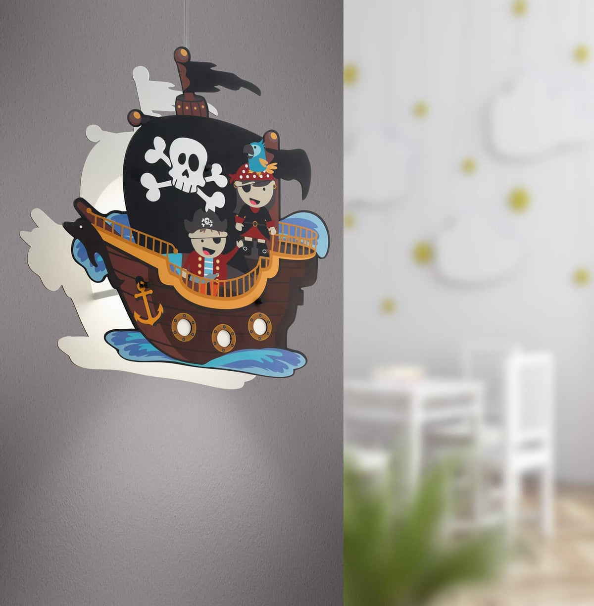 Mise en ambiance dans une chambre d'enfant, abat-jour pirate suspendu devant un mur gris