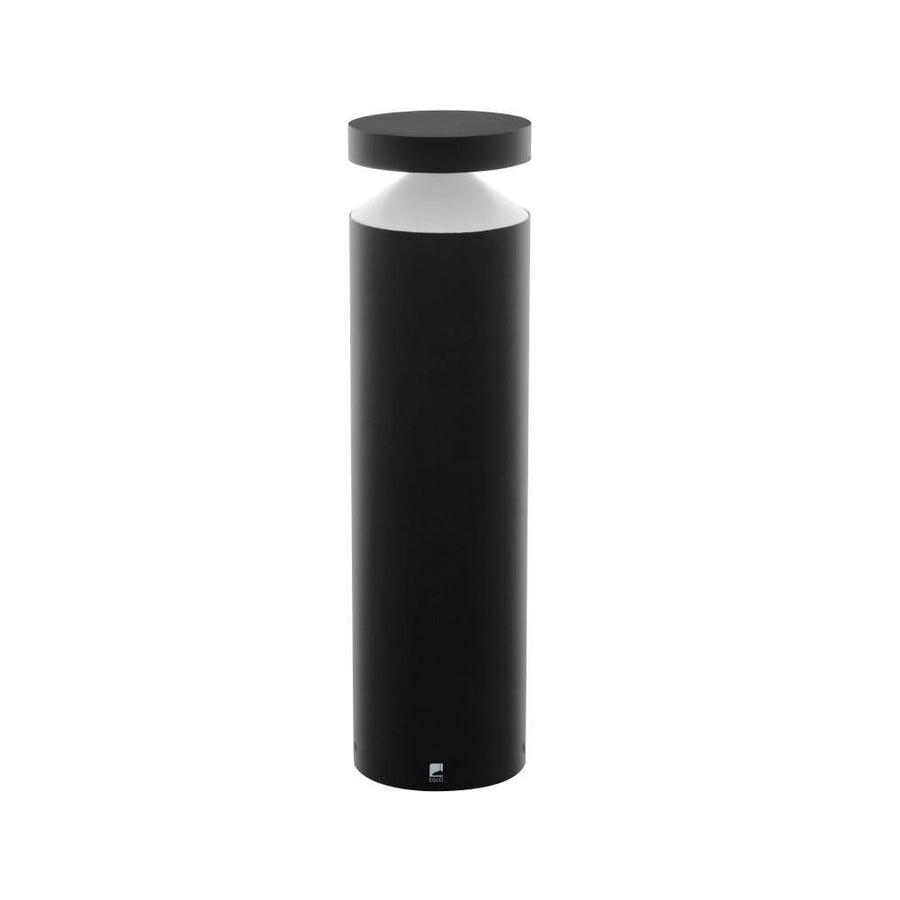 Lampadaire extérieur noir cylindrique vu de face sur fond blanc, éclairage sommital