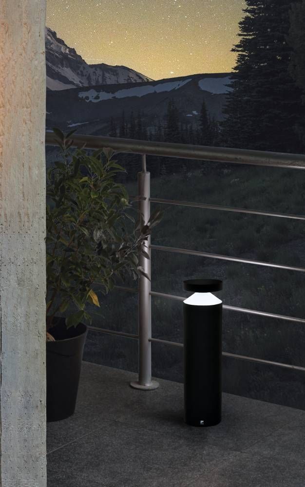 Mise en ambiance sur une terrasse en soirée, montagne et ciel étoilé en arrière-plan