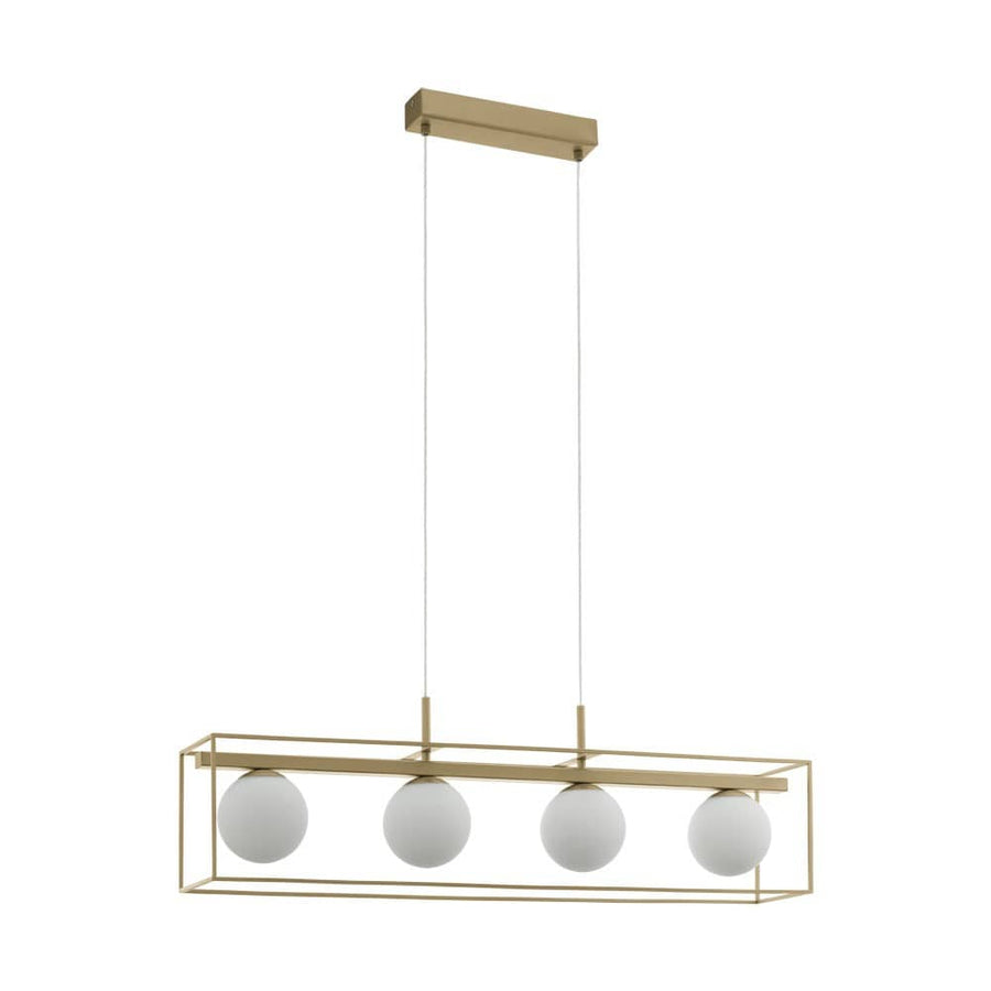 Vue de trois quarts du luminaire doré suspendu avec ses quatre globes opalins.