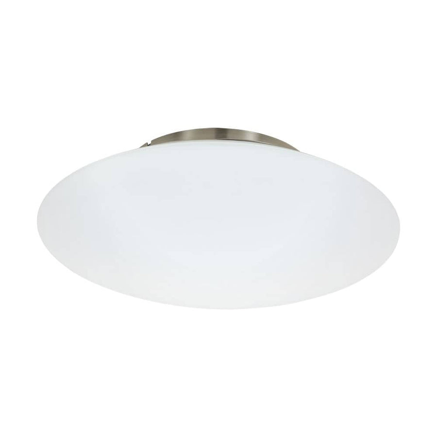 Plafonnier rond en verre opalin blanc avec cerclage en nickel satiné, vu de face.