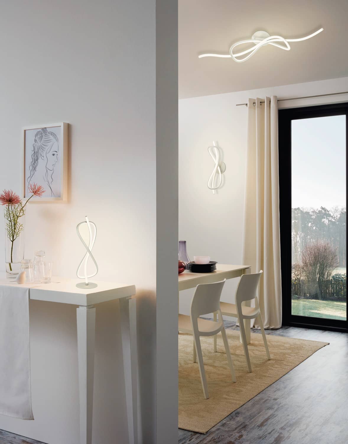 Mise en ambiance d'un salon contemporain, lampe posée sur une console blanche près d'une fenêtre