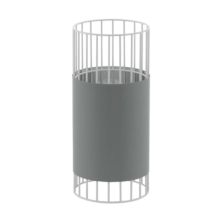 Lampe à poser grise sur fond blanc, abat-jour cylindrique et cage métallique ajourée