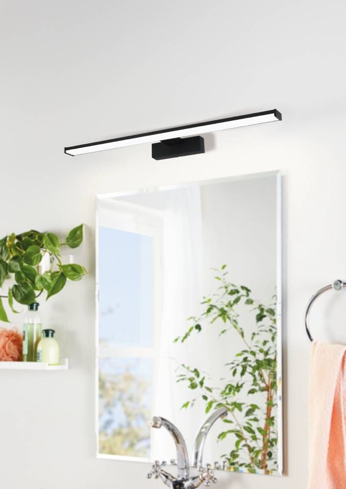 Applique murale noire et blanche installée au-dessus d'un miroir de salle de bain