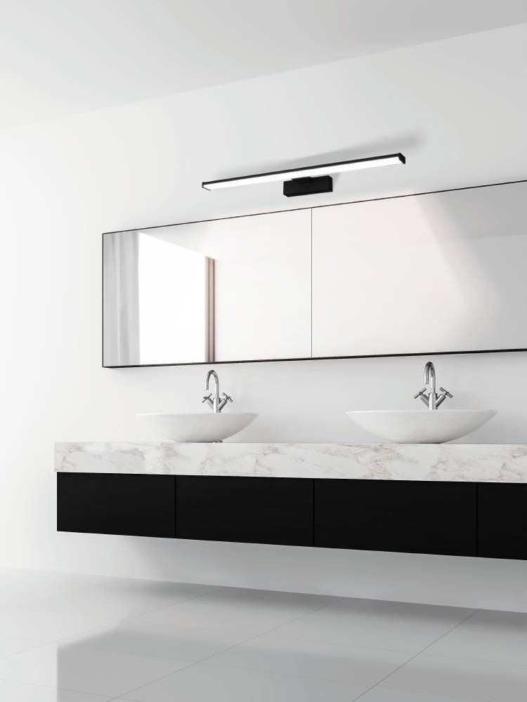 Luminaire mural fixé au-dessus d'un double miroir dans une salle de bain moderne