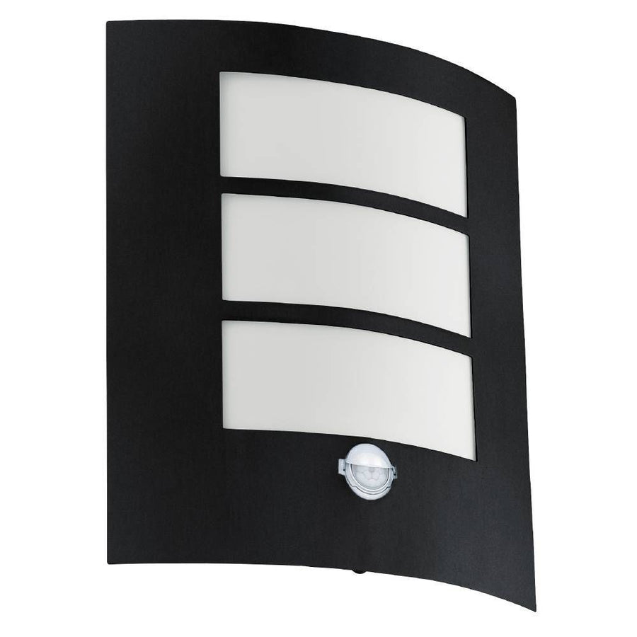Vue de face légèrement inclinée de l'applique noire avec trois diffuseurs blancs.