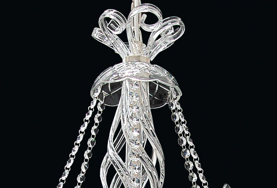 Détail du sommet du lustre avec boucles et chaînes de cristal