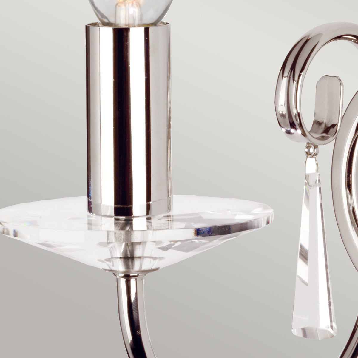 Détail de la coupelle en verre taillé et de la douille métallique réfléchissante