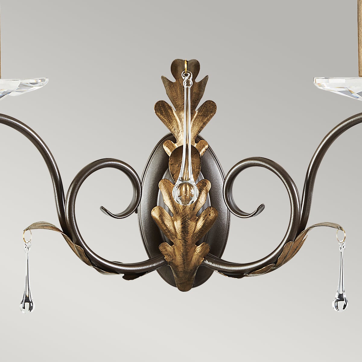 Détail du motif feuillage doré et fioritures bronze au centre de l'applique.
