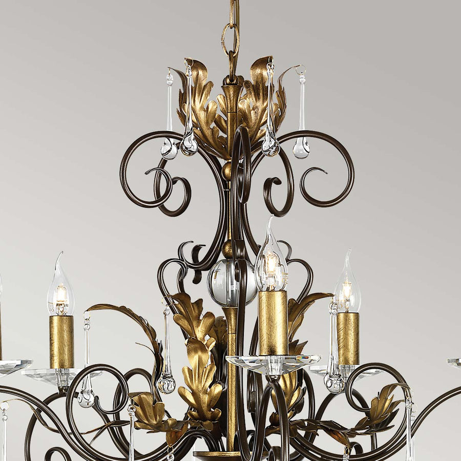 Détail du sommet : feuilles dorées, volutes bronze et pendants cristal.