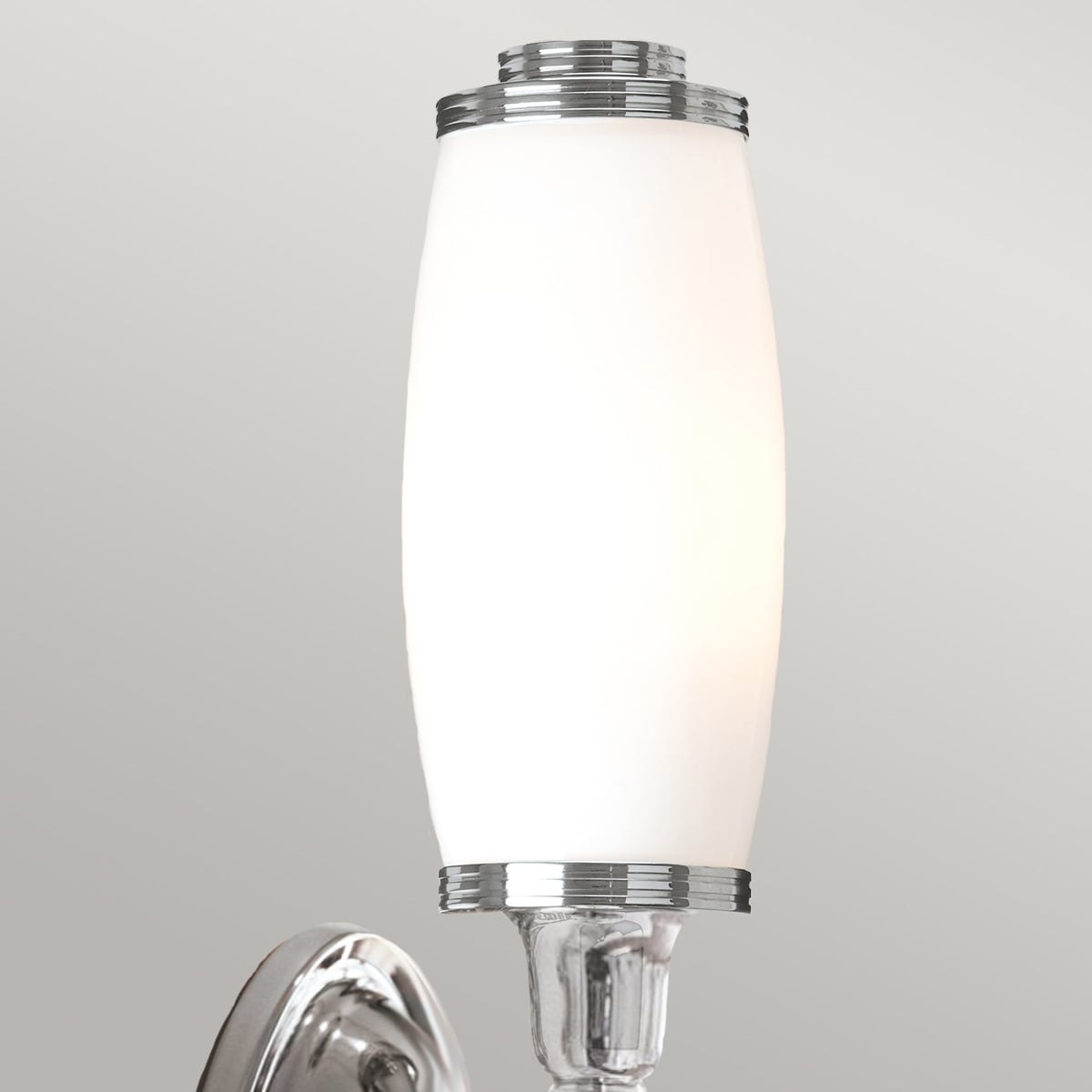 Gros plan du verre blanc lumineux et des bagues chromées supérieures.