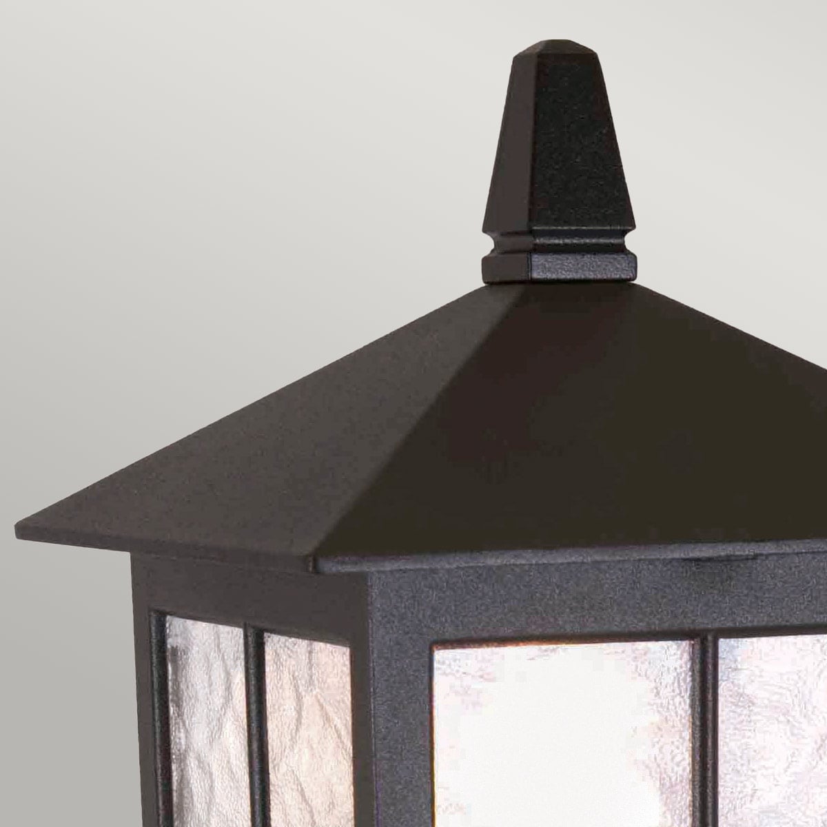 Gros plan sur le sommet pyramidal noir et sa pointe décorative effilée.