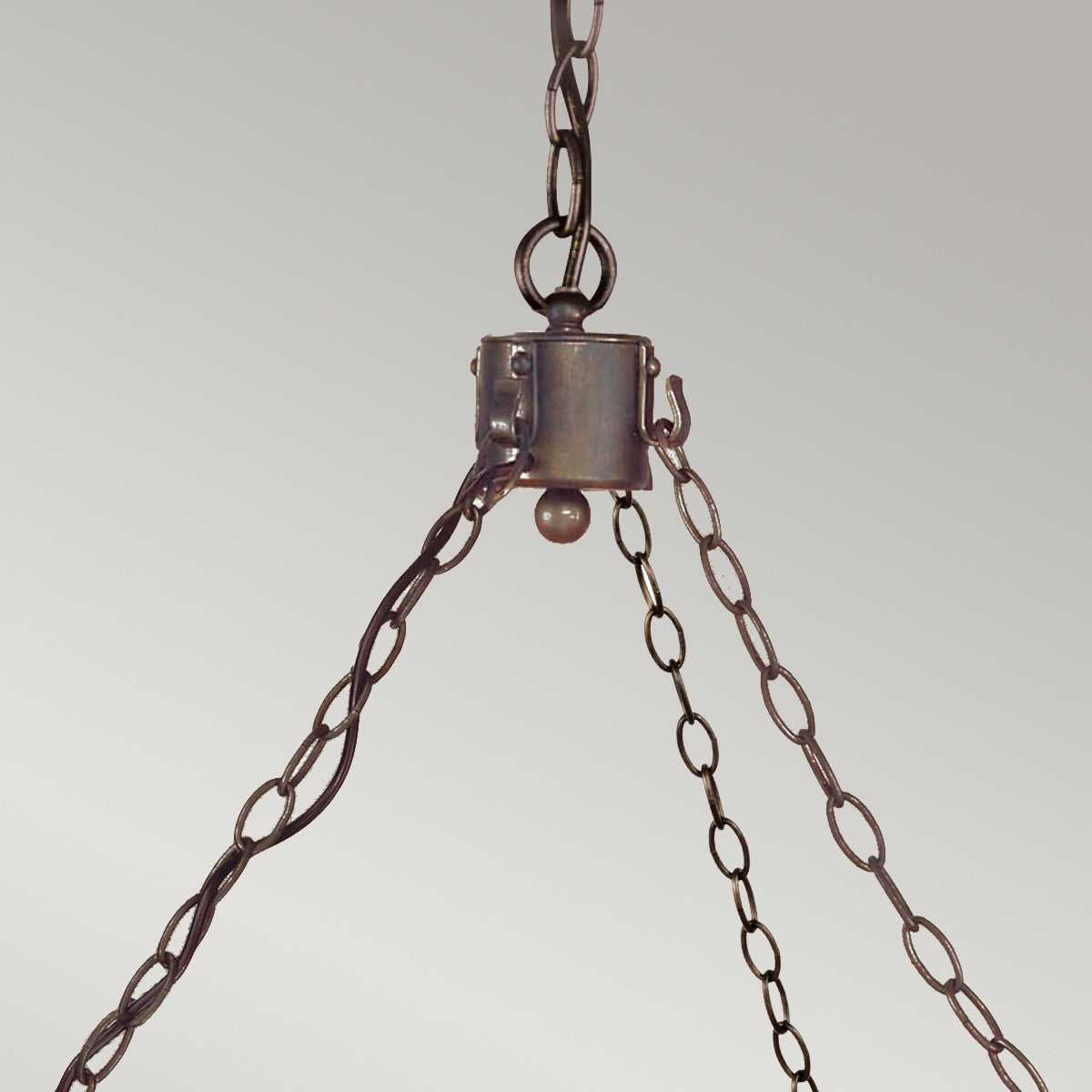 Détail du raccord central et des chaînes de suspension fixées au sommet du luminaire