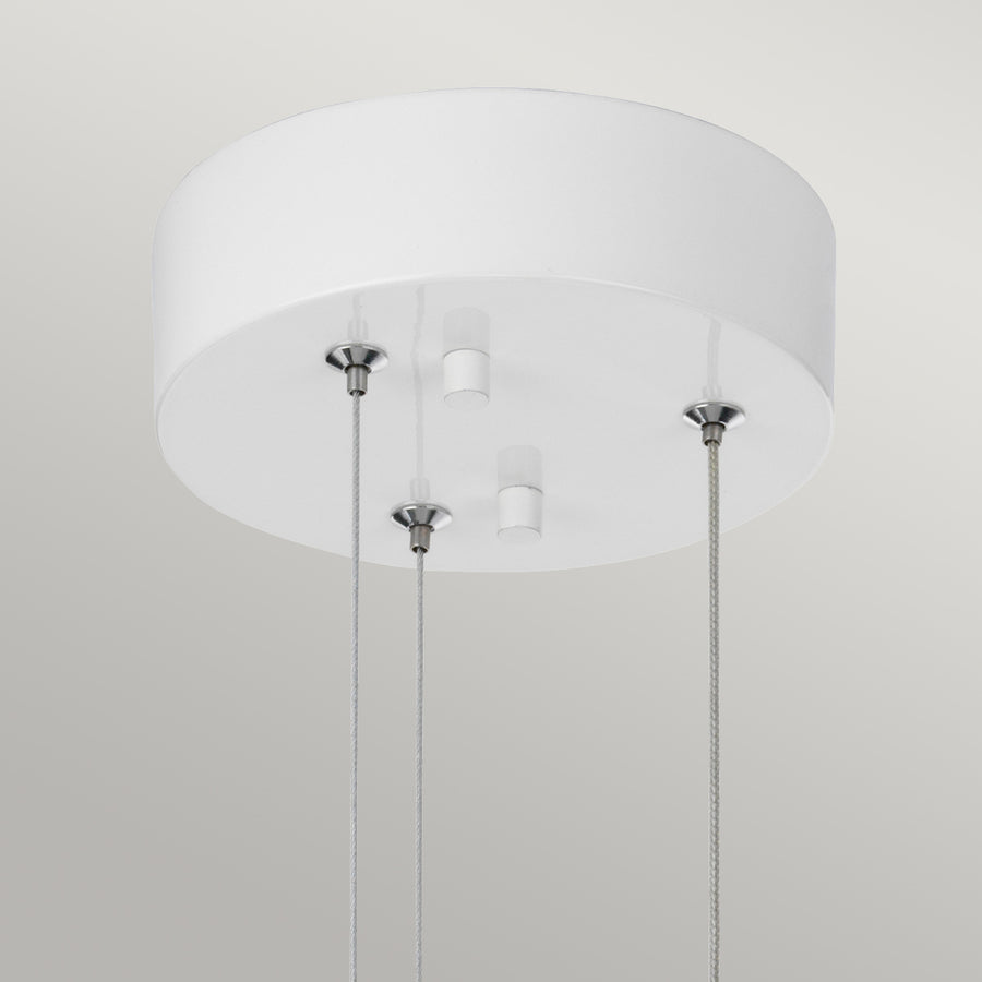 Détail du pavillon de plafond blanc avec trois câbles et fixations chromées