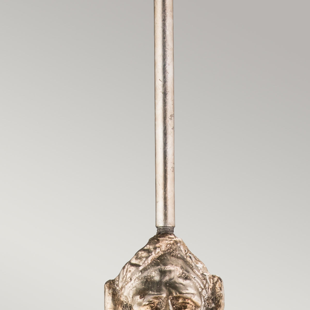 Gros plan de la tige métallique et de son raccord vissé sous le masque