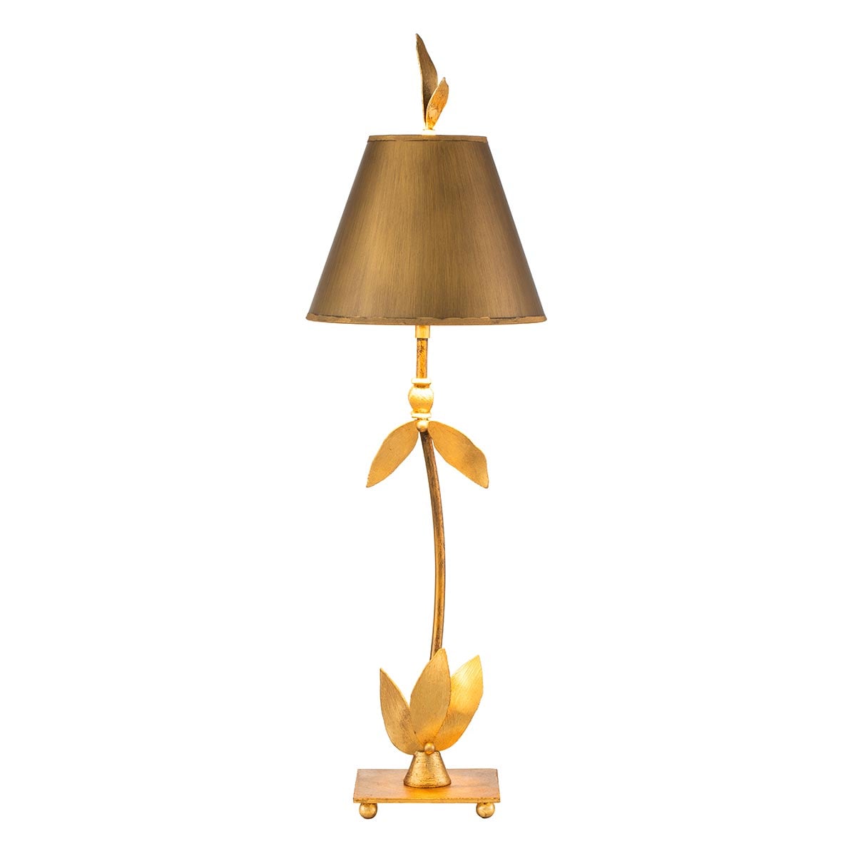 Vue en légère contre-plongée de la lampe dorée sur fond blanc uni.