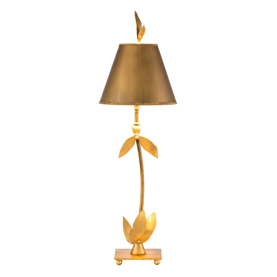 Vue en légère contre-plongée de la lampe dorée sur fond blanc uni.