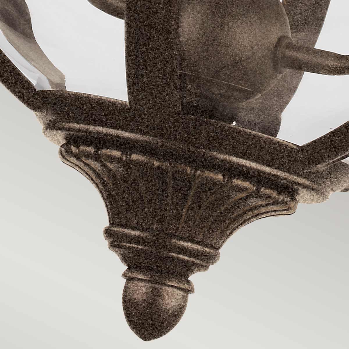 Vue rapprochée de l'extrémité inférieure moulurée et de la pointe en bronze.