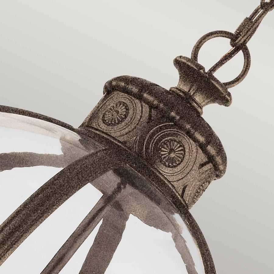 Détail du sommet : attache, anneau et collerette moulurée en bronze vieilli.