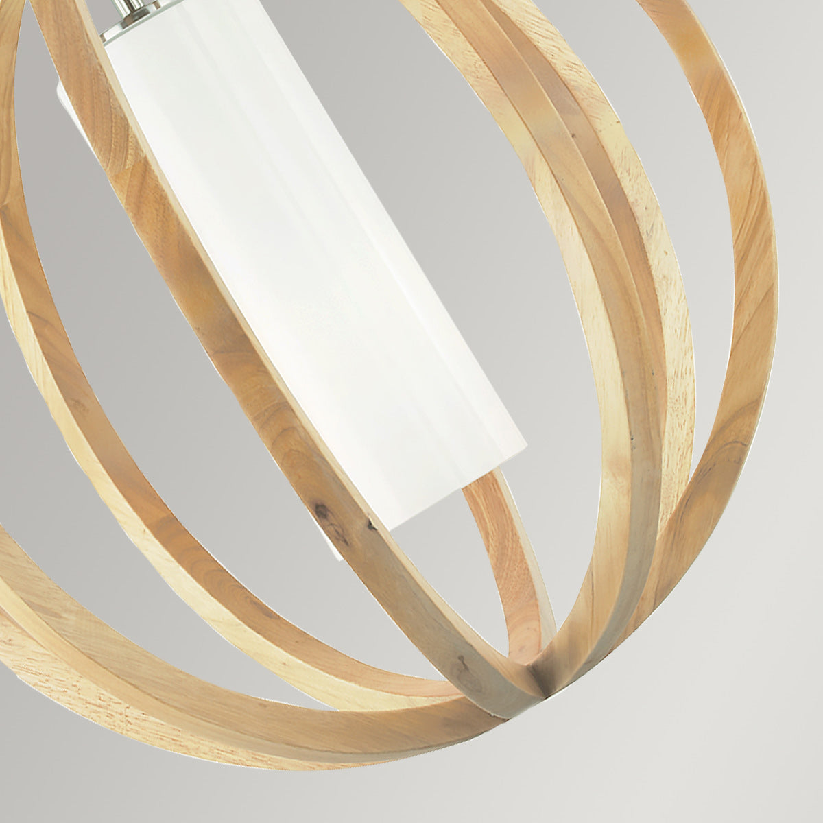 Détail des lames de bois courbées entourant le diffuseur cylindrique blanc