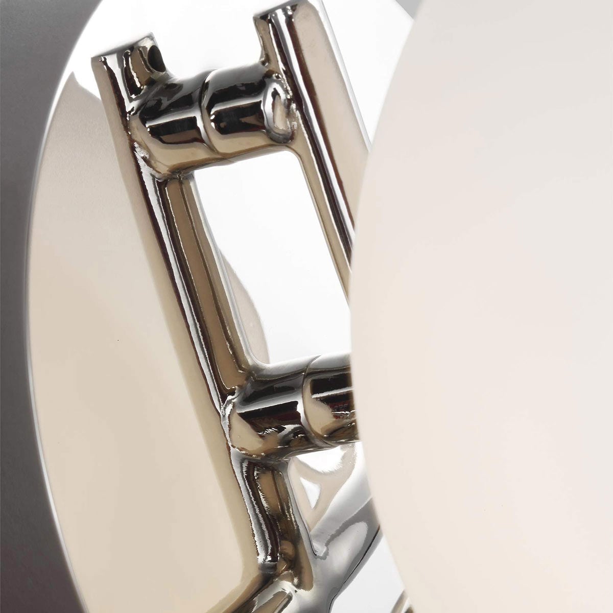Détail du support métallique nickel poli fixé sur le verre dépoli