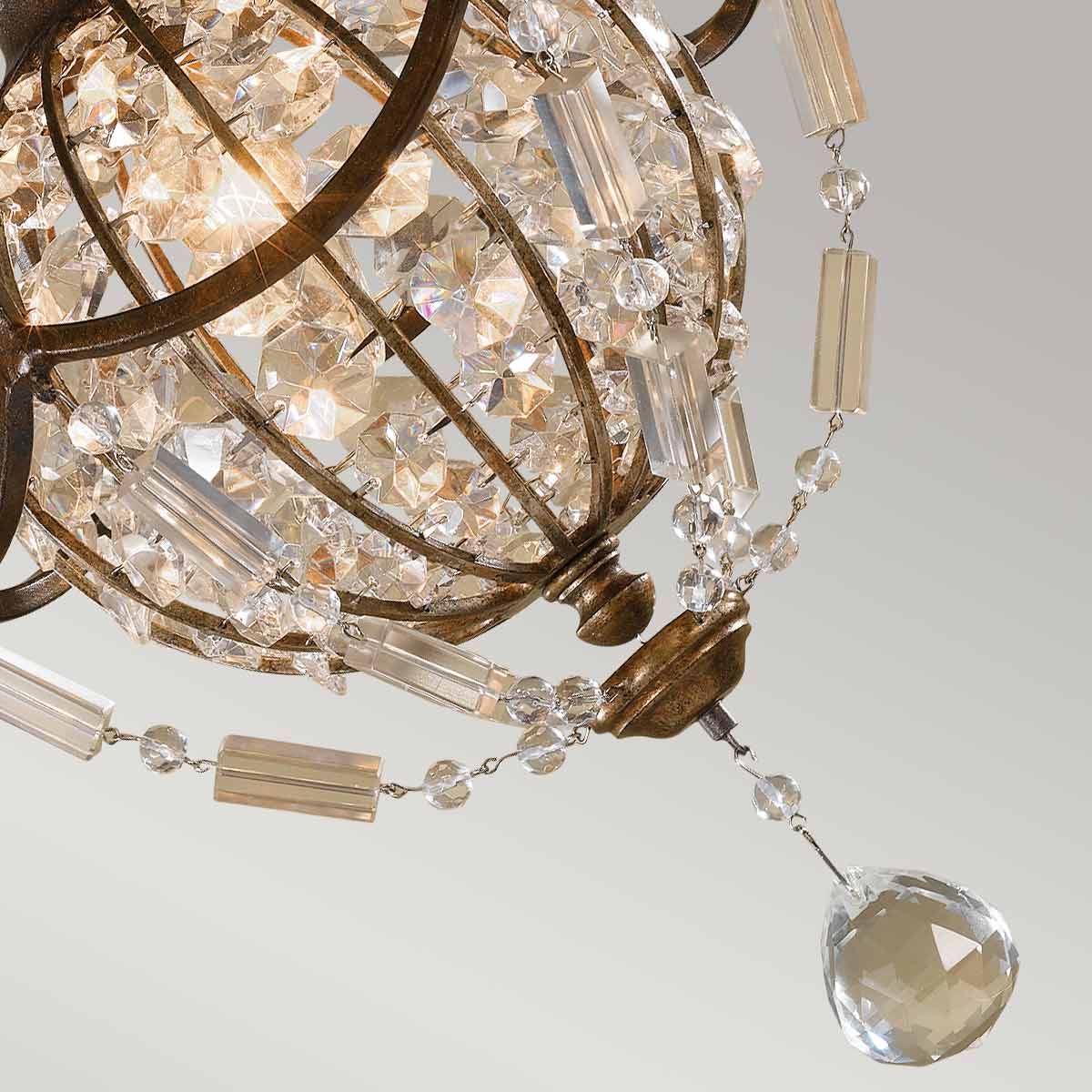 Gros plan sur la finition, éclats de cristal et cercles de métal doré patiné