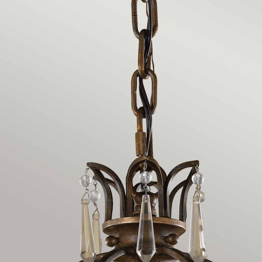 Détail de la chaîne de suspension bronze et du câble électrique noir