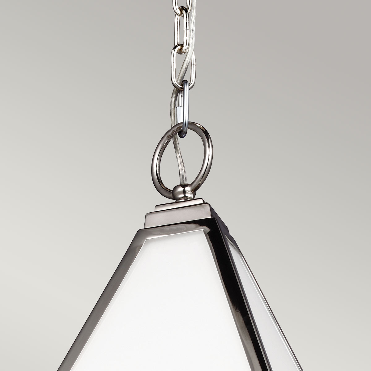 Détail du maillon de chaîne et de l'anneau fixé au sommet du luminaire.