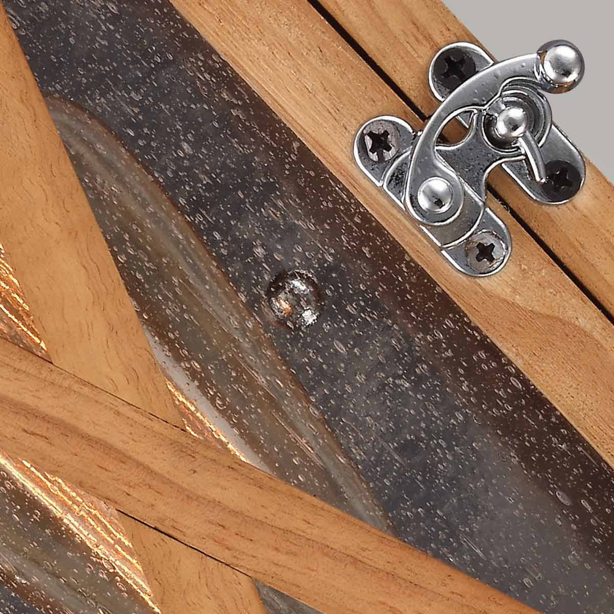Gros plan sur le loquet métallique de la porte en bois et verre
