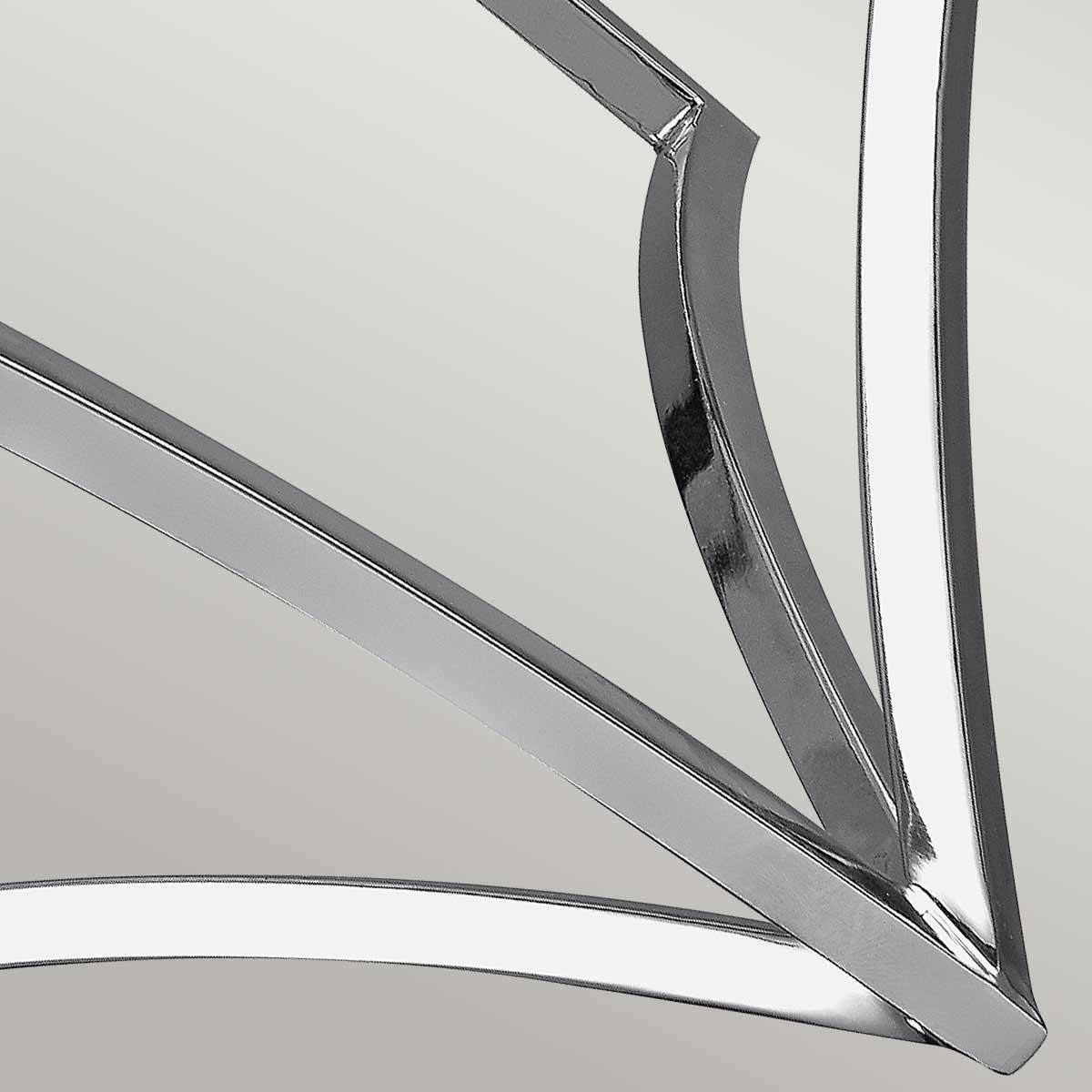 Détail d'une jonction soudée et polie de l'armature métallique chromée.