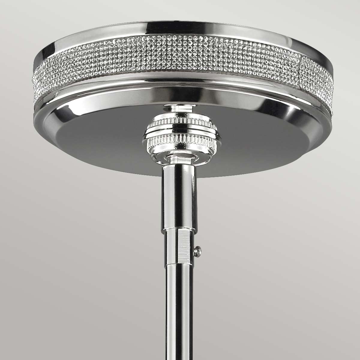 Gros plan de la rosace plafond nickel poli avec cercle de cristaux et fixation