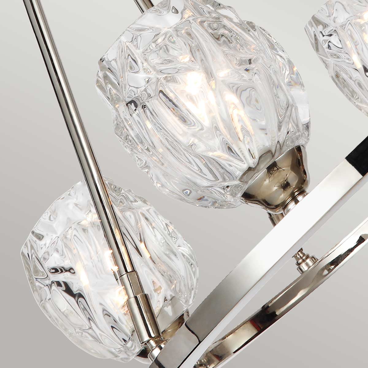 Gros plan sur les globes de verre martelé éclairés, détail de la finition et des douilles