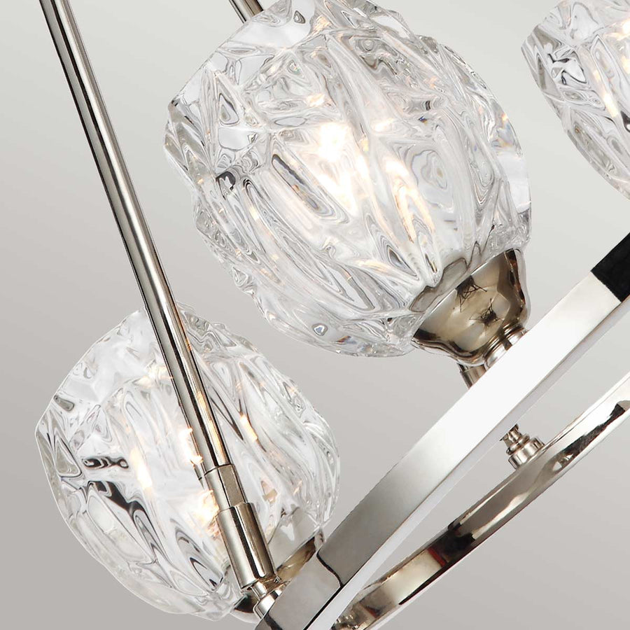 Gros plan sur les globes de verre martelé éclairés, détail de la finition et des douilles