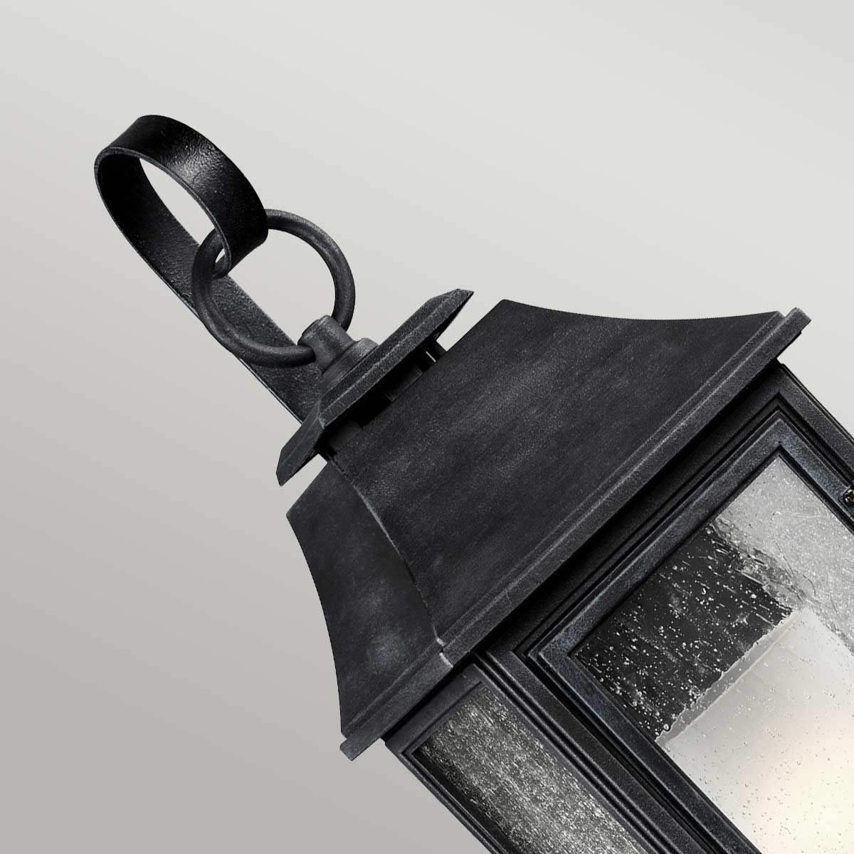 Détail du sommet avec anneau et lanterne en métal noir texturé
