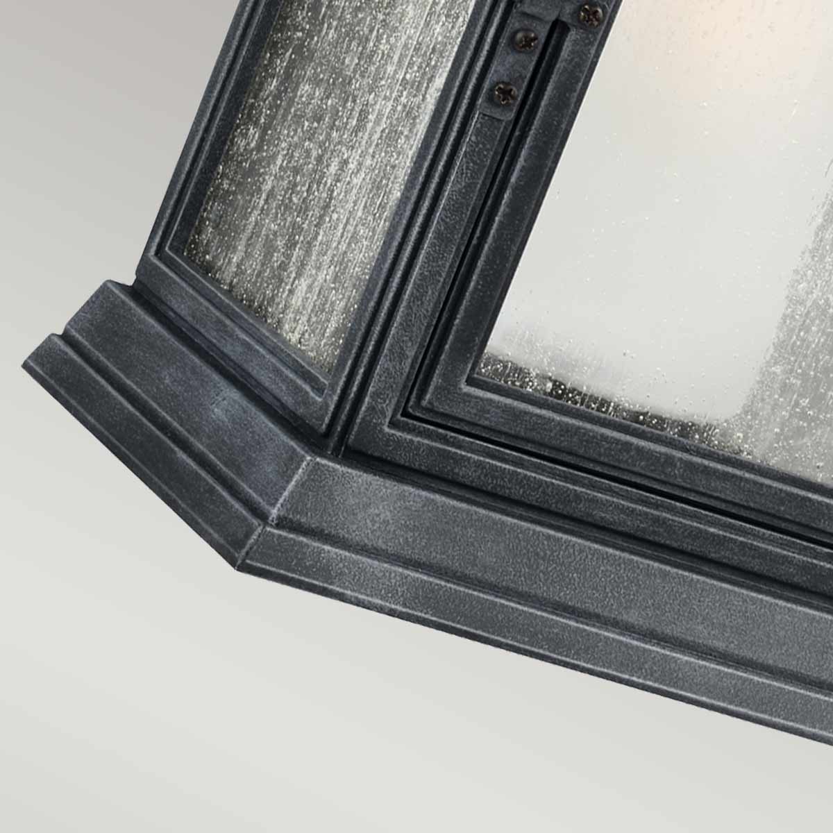 Détail du bas mouluré et du verre strié éclairé de biais