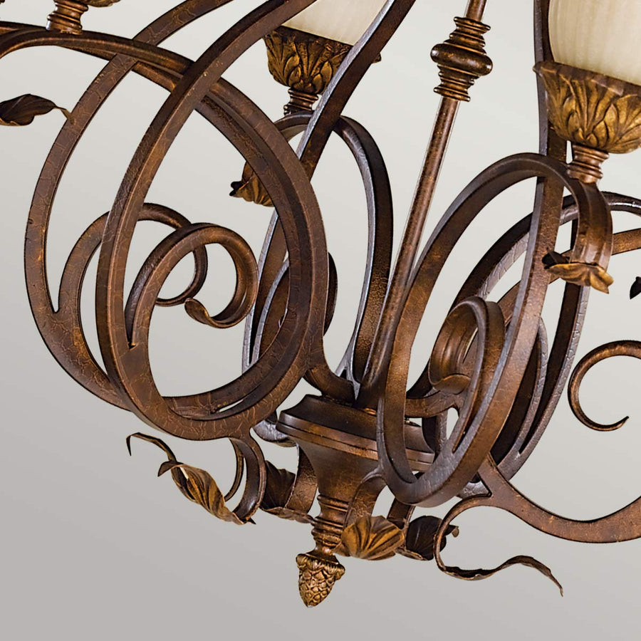 Vue rapprochée des volutes inférieures et de la pointe décorative centrale.