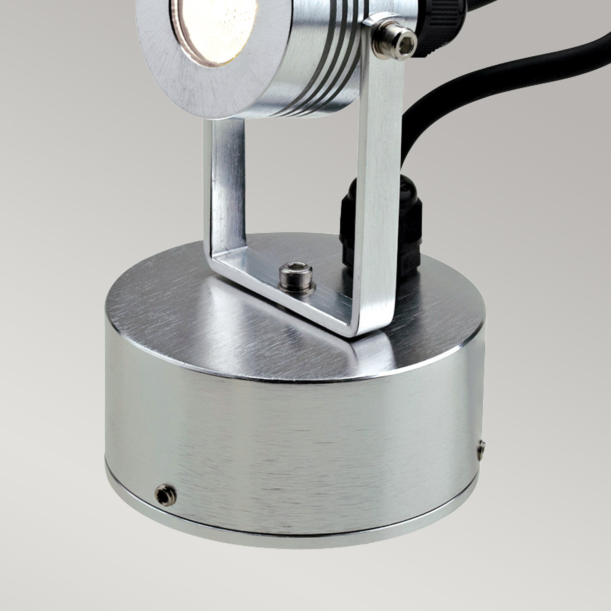 Détail du support en aluminium avec vis et embase cylindrique pour fixation au plafond