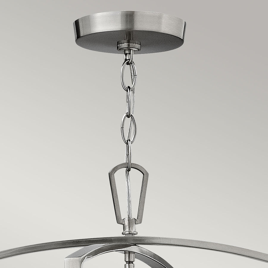 Gros plan sur la platine de plafond et la chaîne en nickel satiné de la suspension.