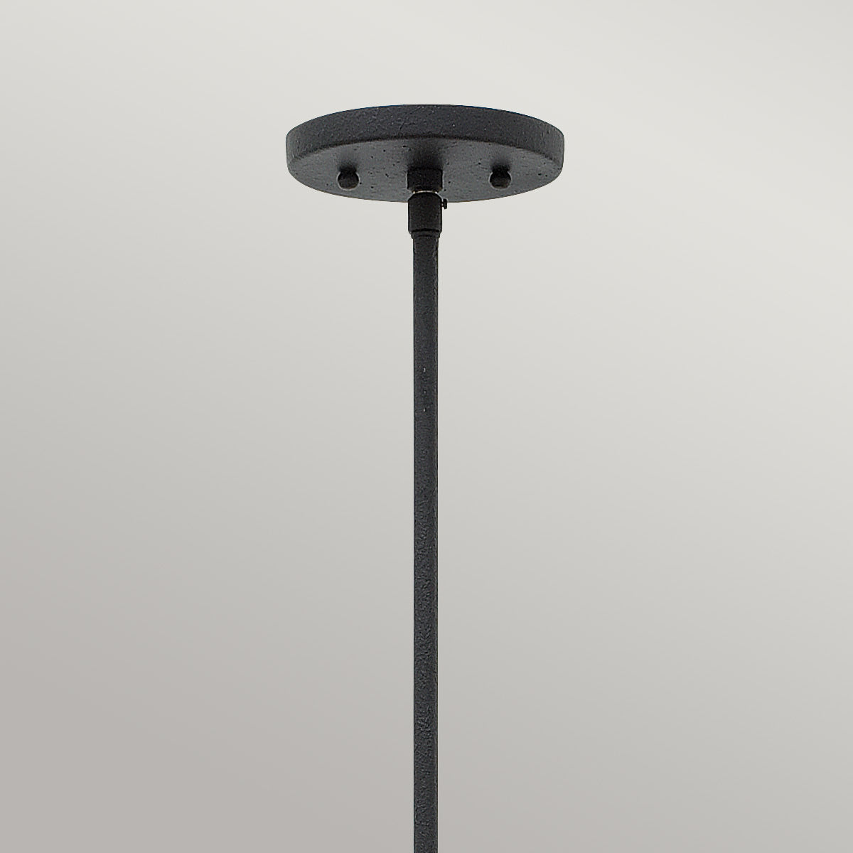 Détail de la platine de plafond noire et de la tige verticale