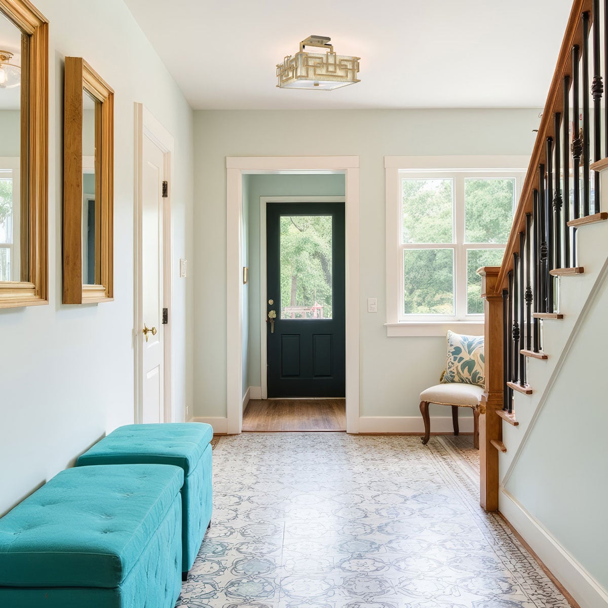 Vue au plafond dans un couloir clair avec escalier bois