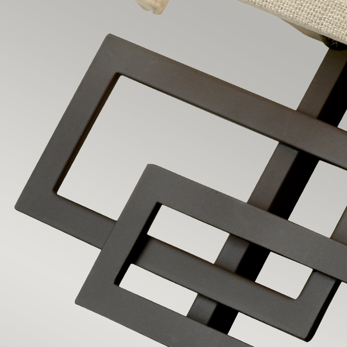 Gros plan sur la structure métallique bronze aux rectangles imbriqués et géométriques