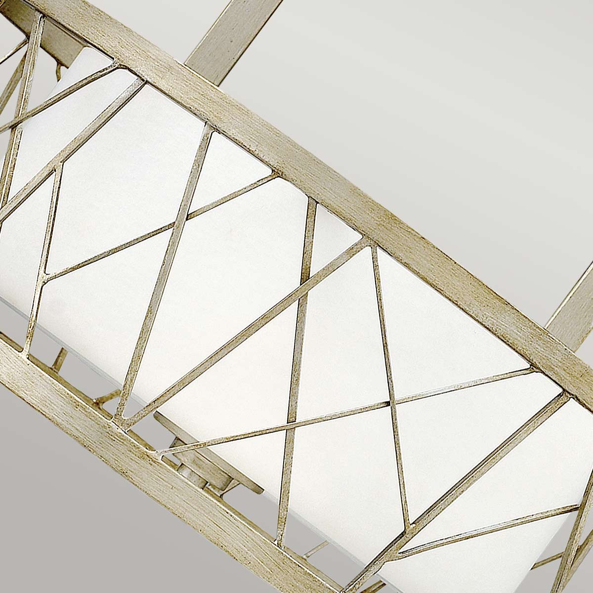 Détail du treillis métallique et du verre blanc du luminaire
