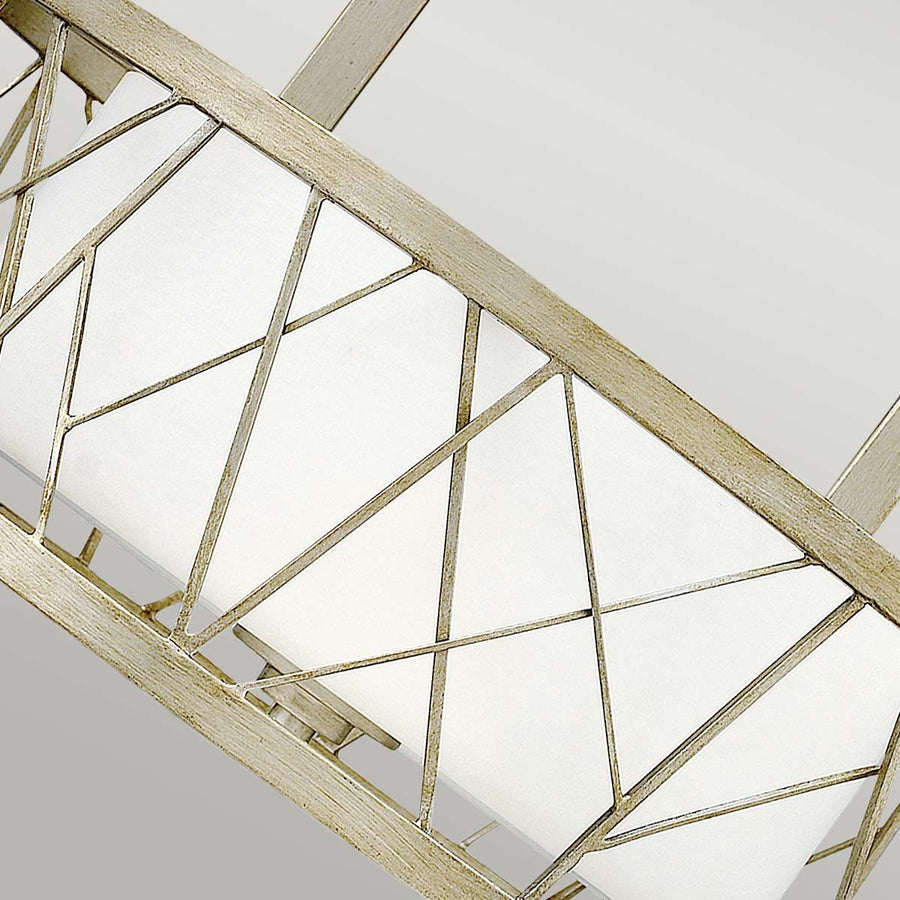 Détail du treillis métallique et du verre blanc du luminaire