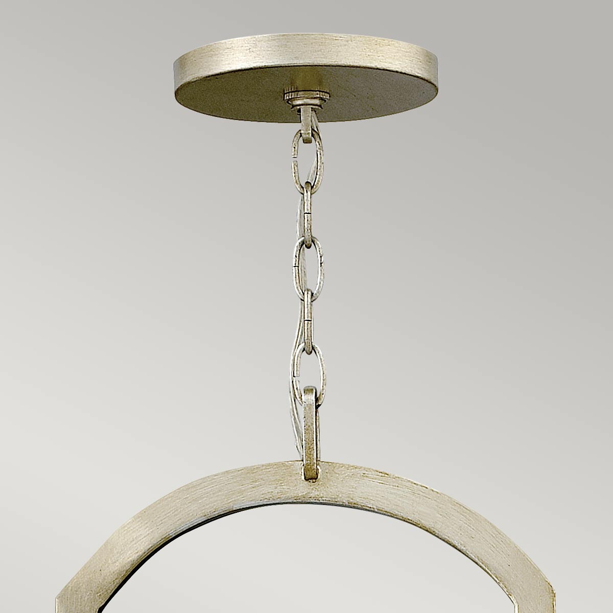 Détail de la rosace et de la chaîne de suspension argentée